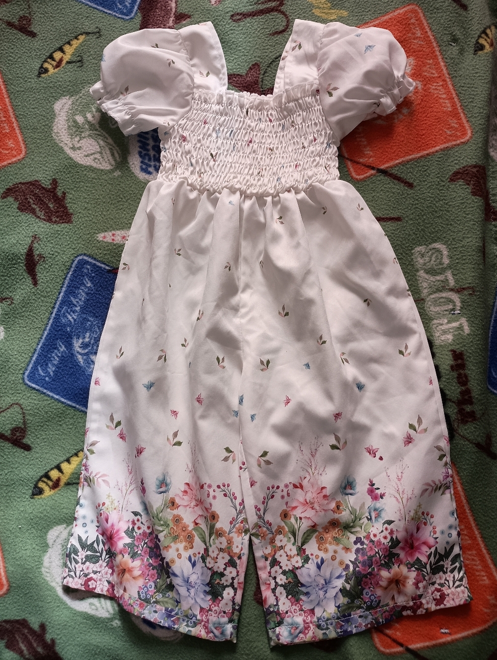 White Floral Smocked Puff-Sleeve One Piece Girls Outfit Size. 9-12 Months